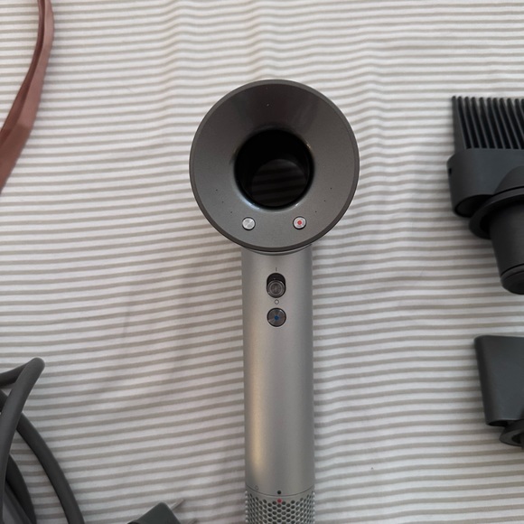 Dyson Supersonic Blowdryer - White - Picture 2 of 4